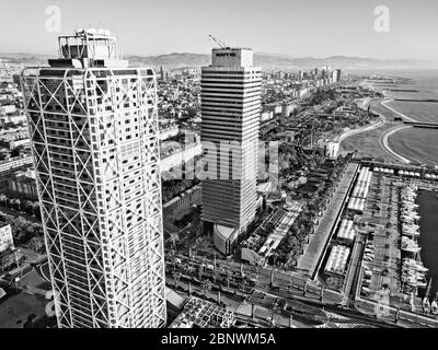 Tours jumelles Tour Mapfre et Hôtel Arts et port vue aérienne Barcelone Catalogne Espagne. Les tours jumelles sur la ligne d'horizon de Barcelone sont la Torre Ma Banque D'Images