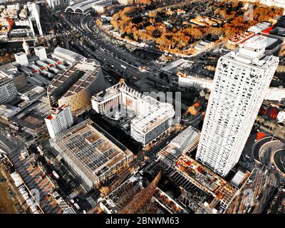 Hotel Arts et PRBB Biomedical P.C. vue aérienne Barcelone Catalogne Espagne. Les tours jumelles sur la ligne d'horizon de Barcelone sont la Torre Mapfre - Whic Banque D'Images