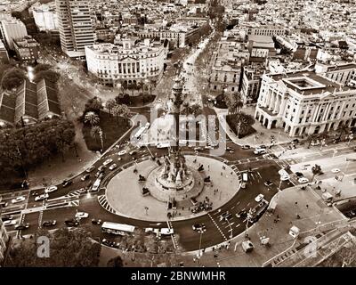 Statue de Christopher Colombus près des Ramblas vue aérienne Barcelone Catalogne Espagne. Le Monument de Columbus ou Monumento a Colón ou Mirador de Colón Banque D'Images