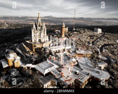 Collserola montagne Tibidabo parc d'attractions et athe temple d'Expiatoire du Sacré coeur vue erial Barcelone Catalogne Espagne Banque D'Images