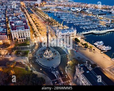 Statue de Christopher Colombus près des Ramblas vue aérienne Barcelone Catalogne Espagne. Le Monument de Columbus ou Monumento a Colón ou Mirador de Colón Banque D'Images