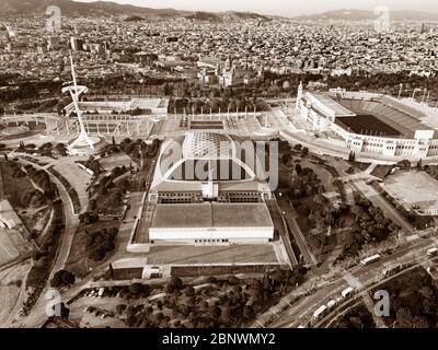 Vue aérienne anneau olympique ou Anella Olímpica et Palau Sant Jordi Estadi Olímpic et Montjuïc Communications Tower. Jeux Olympiques 1992 Barcelone Catalo Banque D'Images