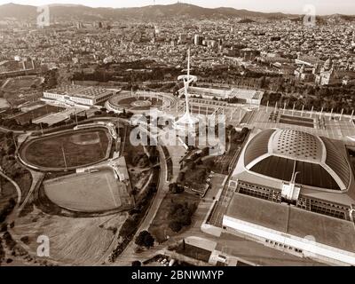 Vue aérienne anneau olympique ou Anella Olímpica et Palau Sant Jordi Estadi Olímpic et Montjuïc Communications Tower. Jeux Olympiques 1992 Barcelone Catalo Banque D'Images