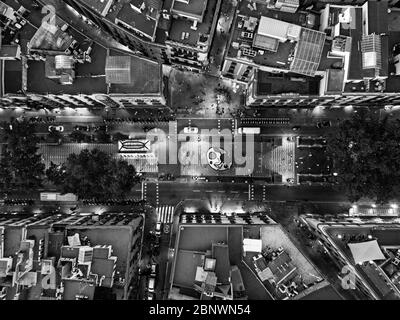 Les Ramblas et la mosaïque miro vue aérienne Barcelone Catalogne Espagne. La Rambla est une rue dans le centre de Barcelone. Une rue piétonne bordée d'arbres, il str Banque D'Images