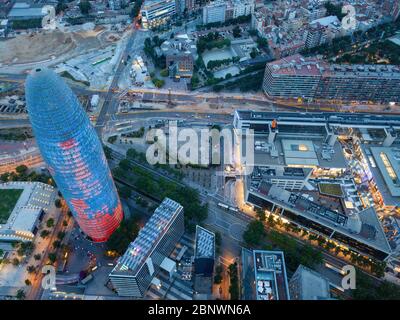Vue aérienne de nuit du gratte-ciel Torre Agbar conçu par l'architecte français Jean nouvel, Barcelone, Catalogne, Espagne. Le plus haut bâtiment de la ville t Banque D'Images