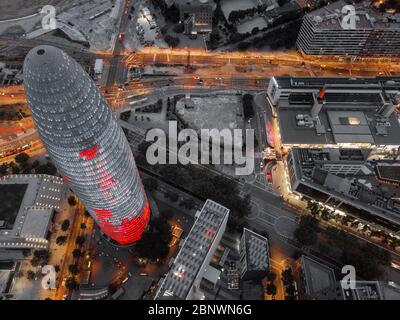 Vue aérienne de nuit du gratte-ciel Torre Agbar conçu par l'architecte français Jean nouvel, Barcelone, Catalogne, Espagne. Le plus haut bâtiment de la ville t Banque D'Images