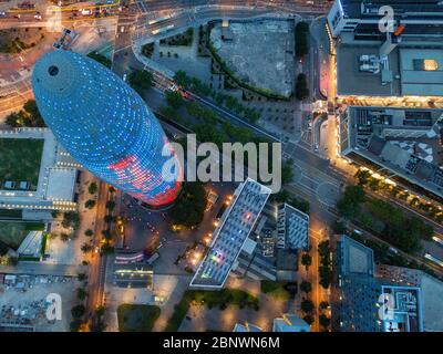 Vue aérienne de nuit du gratte-ciel Torre Agbar conçu par l'architecte français Jean nouvel, Barcelone, Catalogne, Espagne. Le plus haut bâtiment de la ville t Banque D'Images