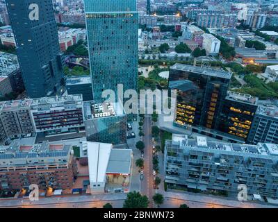 Poblenou vue aérienne Me par sol Melia Hôtel et Central Park de Poblenou Barcelone Catalogne Espagne. Le parc central de Poblenou, « El Parc del CEN Banque D'Images