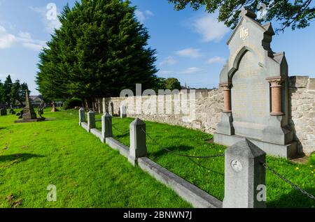 Abergele, Royaume-Uni: 19 août 2019: Le cimetière de l'église Saint-Michel d'Abergele contient cette enceinte qui est le lieu de sépulture de 33 personnes qui sont mortes dans Banque D'Images