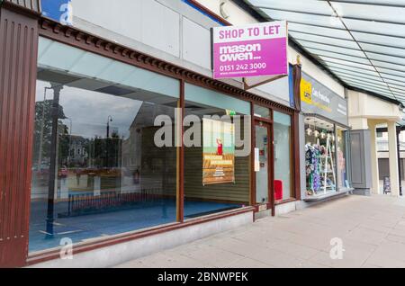 Llandudno, Royaume-Uni: 27 août 2019: Une affiche dans la fenêtre des locaux de magasin vides informe les clients de la nouvelle localisation de Thomas Cook. Banque D'Images