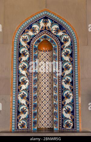 MUSCAT, OMAN - 30 NOVEMBRE 2017 : mosaïque de carreaux avec céramique contemporaine et style de motif dans la grande mosquée du Sultan Qaboos à Muscat, Oman Banque D'Images