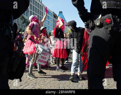 16 mai 2020, Hessen, Francfort-sur-le-main : protégés de la police, des manifestants aux costumes colorés protestent contre une manifestation du spectre de droite qui a lieu en même temps. Les deux rassemblements ont porté sur les mesures du gouvernement concernant Corona. Photo: Sebastian Kramer/dpa Banque D'Images