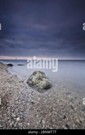 Plaines de sable avec des coquilles et de grands blocs à marée basse. La mer des Wadden près de Moddergat, Paesens, pays-Bas. UNESCO Patrimoine mondial. Centre sélectif Banque D'Images