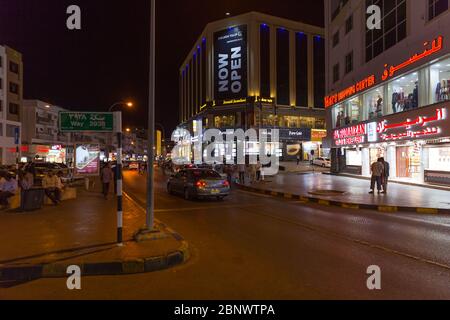 MUSCAT, OMAN - 29 NOVEMBRE 2017 : vue sur Ruwi dans la nuit, quartier commercial de la capitale Banque D'Images