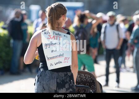 Dresde, Allemagne. 16 mai 2020. Un participant à un rassemblement de partisans de théories conspirationnistes sur la crise de Corona porte un signe dans le Grand jardin disant «Je suis malade d'être intimidé et condescendant. Le Premier ministre de Saxe, Kretschmer, a défendu les décisions politiques lors du rassemblement et a en même temps demandé le respect des opinions dissidentes. Credit: Sebastian Kahnert/dpa-Zentralbild/dpa/Alay Live News Banque D'Images