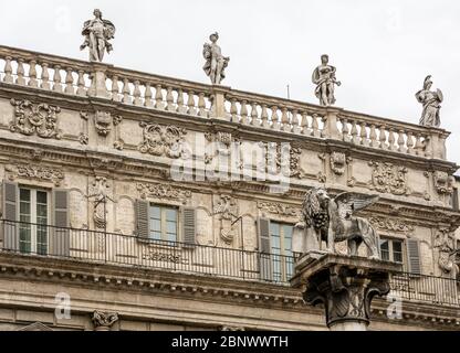 Le Palazzo Canossa est un palais du centre-ville de Vérone. Détails de la façade. Vérone, région de Vénétie, nord de l'italie - 9 mars 2016 Banque D'Images