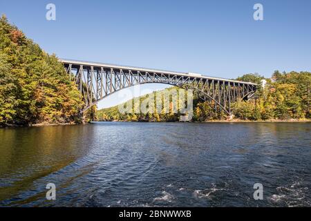 Le pont français King traverse le Connecticut River entre Erving et Gill, Massachusetts Banque D'Images