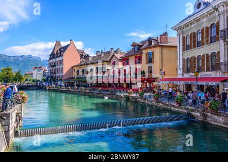 Annecy, France : le fleuve Thiou et le quai Perrière avec de nombreux restaurants vus du Pont du Perriere (le pont Perriere) en direction du lac d'Annecy. Banque D'Images