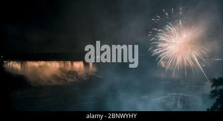 American Falls avec Fireworks, de la rivière Niagara, Niagara Falls, Ontario, Canada, Amérique du Nord Banque D'Images