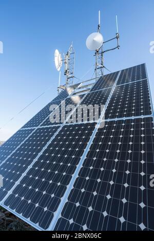 Tours de communication d'énergie solaire au sommet du pic Josephine dans les montagnes San Gabriel et la forêt nationale d'Angeles près de Los Angeles, Californie. Banque D'Images