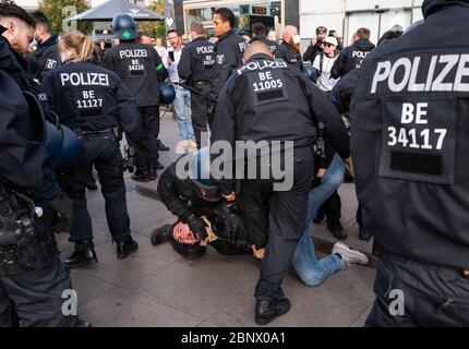 Berlin, Allemagne. 16 mai 2020. Les policiers arrêtent un homme sur la touche des manifestations à Alexanderplatz. Diverses manifestations ont eu lieu dans le district de Mitte sur le thème du coronavirus. Credit: Christophe GATeau/dpa/Alay Live News Banque D'Images