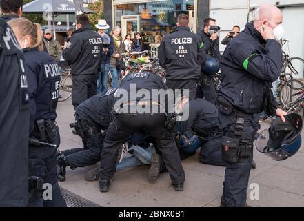 Berlin, Allemagne. 16 mai 2020. Les policiers arrêtent un homme sur la touche des manifestations à Alexanderplatz. Diverses manifestations ont eu lieu dans le district de Mitte sur le thème du coronavirus. Credit: Christophe GATeau/dpa/Alay Live News Banque D'Images