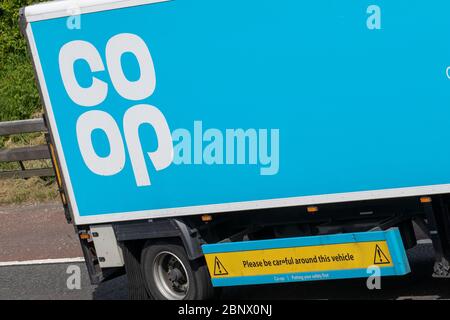 Co-op transport livraison camions, camion, transport, camion, porte-cargaison, Scania véhicule, transport commercial européen, industrie, M6 à Manchester, Royaume-Uni Banque D'Images