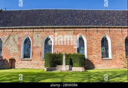 Fenêtres et statue de l'église historique de Baflo, pays-Bas Banque D'Images