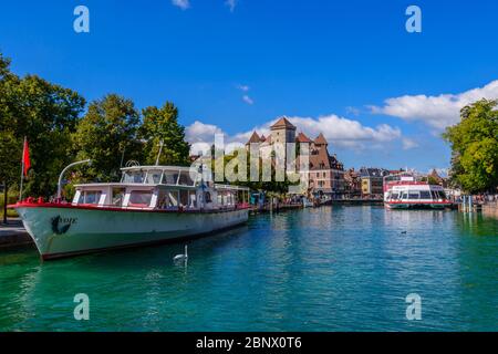 Annecy, France : le château d'Annecy (Château d'Annecy) et la rivière Thiou, vus d'un bateau revenant en ville d'un voyage autour du lac d'Annecy. Banque D'Images