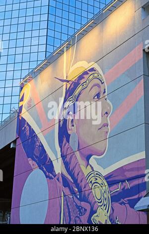 Art de rue dans un édifice représentant une jeune crie autochtone au centre-ville de Calgary Alberta Canada Banque D'Images