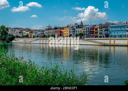 Vue du quartier de Triana pendant la pandémie du coronavirus. Mise au point sélective sur le mur blanc et orange. Pl. Flou Banque D'Images