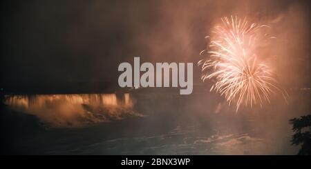 American Falls avec Fireworks, de la rivière Niagara, Niagara Falls, Ontario, Canada, Amérique du Nord Banque D'Images