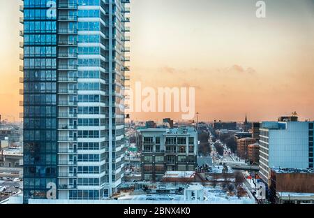 Un gratte-ciel moderne qui s'élève au-dessus de la ville de Chicago illnois en hiver au coucher du soleil. Banque D'Images