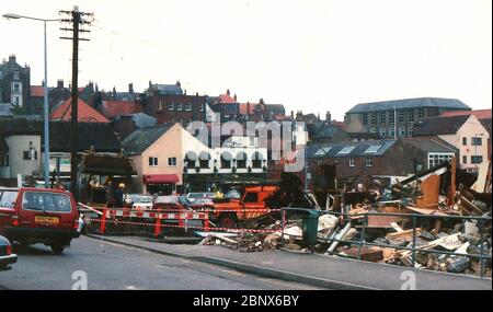Un ancien cliché rare des bâtiments en bois de Dock End (scierie, café et huttes de marchands de charbon) à Whitby, Yorkshire , Royaume-Uni pour faire place à de nouveaux développements, y compris la route de Langbourne, la Marina et le magasin de co-op . Bien que de mauvaise qualité, c'est l'une des rares photos prises à l'époque. Banque D'Images