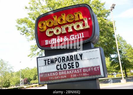 Un logo à l'extérieur d'un restaurant Golden Corral à Chesapeake, Virginie, le 2 mai 2020. Banque D'Images