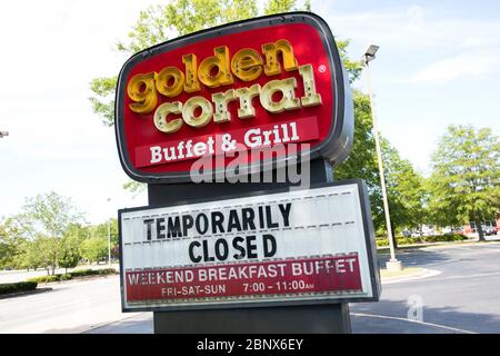 Un logo à l'extérieur d'un restaurant Golden Corral à Chesapeake, Virginie, le 2 mai 2020. Banque D'Images