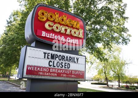 Un logo à l'extérieur d'un restaurant Golden Corral à Chesapeake, Virginie, le 2 mai 2020. Banque D'Images