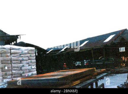 Un ancien cliché rare de la démolition de la scierie Dock End à Whitby, Yorkshire , Royaume-Uni pour faire place à de nouveaux développements, y compris la route de Langbourne, la Marina et le magasin secondaire Co-op . Bien que de mauvaise qualité, c'est l'une des rares photos prises à l'époque. Banque D'Images