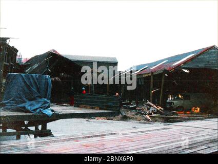 Un ancien cliché rare de la scierie Dock End à Whitby, Yorkshire , Royaume-Uni, pour faire place à un nouveau développement, y compris la route de Langbourne, la Marina et le magasin secondaire Co-op . Bien que de mauvaise qualité, c'est l'une des rares photos prises à l'époque. Banque D'Images