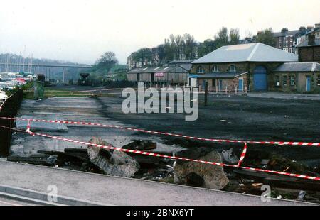 Un ancien cliché rare de la démolition de la cour de chemin de fer et des dépôts de charbon à Whitby, Yorkshire , Royaume-Uni pour faire place à de nouveaux développements, y compris la route de Langbourne, la Marina et le magasin de coop . Bien que de mauvaise qualité, c'est l'une des rares photos prises à l'époque. Banque D'Images