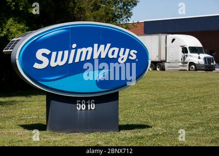 Un logo à l'extérieur d'une installation occupée par Swimways à Virginia Beach, Virginie, le 2 mai 2020. Banque D'Images