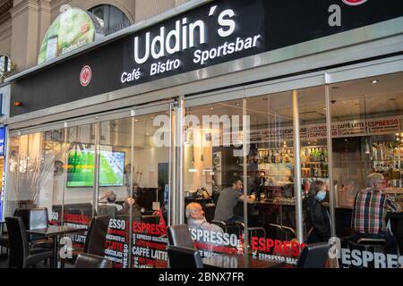 16 mai 2020, Hessen, Francfort-sur-le-main : les clients suivent le match Bundesliga entre Eintracht Frankfurt et Borussia Mönchengladbach dans un bar sportif de la gare principale. Photo: Silas Stein/dpa Banque D'Images