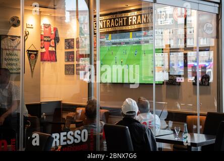 16 mai 2020, Hessen, Francfort-sur-le-main : les clients suivent le match Bundesliga entre Eintracht Frankfurt et Borussia Mönchengladbach dans un bar sportif de la gare principale. Photo: Silas Stein/dpa Banque D'Images