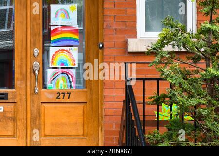 Arc-en-ciel d'espoir tirant sur une porte à Montréal Canada pendant la pandémie de Covid19 Banque D'Images