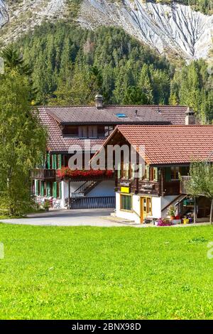 Maisons dans le village de Kandersteg, canton de Berne, Suisse, Europe et montagnes Banque D'Images