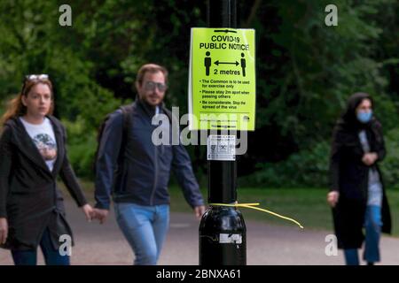 Southampton, Hampshire, Royaume-Uni. 16 mai 2020, avis public joint au poteau de lampe sur Southampton Common, expliquant les lois sociales de distancinng du coronavirus, Southampton, Hampshire, UK crédit: Dawn Fletcher-Park/Alay Live News Banque D'Images