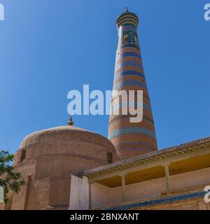 Vue sur le minaret et Islam Khodja depuis la tour de guet du Khuna Ark, la forteresse de Khiva, en Ouzbékistan. Banque D'Images