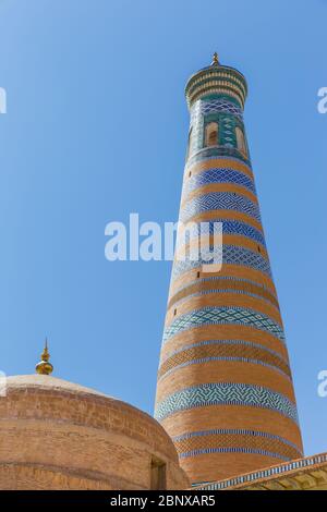 Vue sur le minaret et Islam Khodja depuis la tour de guet du Khuna Ark, la forteresse de Khiva, en Ouzbékistan. Banque D'Images