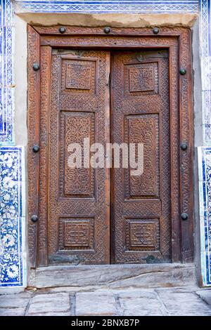 Porte du Palais de Tosh Hovli, dans la forteresse d'Ichon-Qala, la vieille ville de Khiva, en Ouzbékistan. Banque D'Images