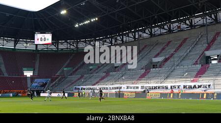 Augsburg, 16 mai 2020, , Fussball 1. Bundesliga 2019/2020, 26. Spieltag, FC Augsburg - VfL Wolfsburg, In der WWK-Arena Augsburg, Leere Zuschauerränge während des Spiels © Peter Schatz/ Pool / Alay Live News via B.fil/mis uniquement pour usage éditorial! Les réglementations DFL interdisent toute utilisation de photographies comme séquences d'images et/ou quasi-vidéo. Banque D'Images